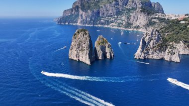 Capri 'li Faraglioni Campania İtalya' daki Napoli 'de. Kıyı manzarası. Rıhtım manzarası. Capri 'li Faraglioni Campania İtalya' daki Napoli 'de. Plaj manzarası. Paradisiac Seafront. Capri Adası Skyline.