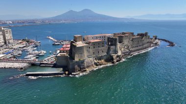 İtalya 'nın Napoli kentindeki Dell Ovo Kalesi. Şehir merkezindeki şehir manzarası. Napoli Körfezi manzarası. İtalya 'nın Napoli kentindeki Dell Ovo Kalesi. Ortaçağ Kalesi. Skyline Ortaçağ Binası. İtalya Manzarası.