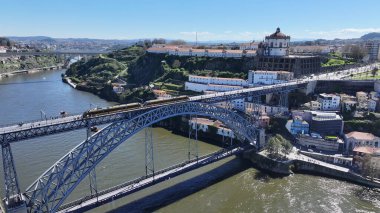 Portekiz 'in Porto bölgesindeki Luis Köprüsü. Şehir merkezindeki şehir manzarası. Demiryolu Köprüsü. Demiryolu Sahnesi. Portekiz, Porto 'da Luis Köprüsü. Turizm Tarihi Yer.