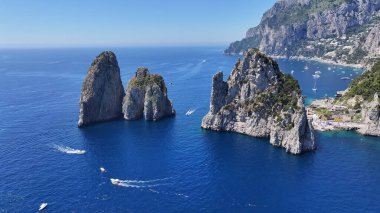 Capri 'li Faraglioni Campania İtalya' daki Napoli 'de. Kıyı manzarası. Rıhtım manzarası. Capri 'li Faraglioni Campania İtalya' daki Napoli 'de. Plaj manzarası. Paradisiac Seafront. Capri Adası Skyline.