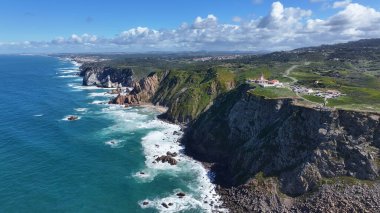 Lizbon 'un Sintra bölgesindeki Roca Burnu Kıyısı. Sahil Skyline. Doğa manzarası. Yaz Gezisi. Lizbon 'un Sintra bölgesindeki Roca Burnu Kıyısı. Tropikal Manzara.