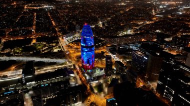 Barcelona, İspanya 'nın Barcelona şehrindeki Şanlı Gece Manzarası. Şehir peyzajının ışıkları. Şehir merkezinde. İspanya 'nın Barcelona şehrindeki Glories Kulesi. Yüksek Binalar Manzarası.