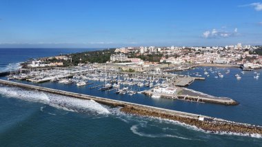 Lizbon 'un Cascais bölgesindeki Cascais Marina' da. Plaj manzarası. Turizm Tarihi Yer. Şehir manzarası sahnesi. Lizbon 'un Cascais bölgesindeki Cascais Marina' da..