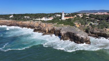 Lizbon Bölgesi, Cascais 'deki Guia Deniz Feneri. Plaj manzarası. Doğa Deniz Burnu. Seyahat güzergahı. Lizbon Bölgesi, Cascais 'deki Guia Deniz Feneri. Deniz Feneri.