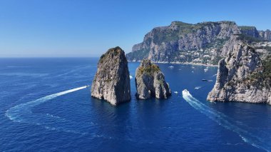 Napoli, Capri 'deki Faraglioni Adası. Plaj manzarası. Dev Uçurumlar Sahnesi. Napoli, Capri 'deki Faraglioni Adası. Napoli Körfezi, Skyline. Akdeniz kıyısı. Capri Adası Manzarası.
