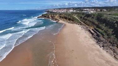 Lizbon 'un Sintra bölgesindeki Praia Grande Plajı. Sahil Skyline. Doğa manzarası. Yaz Gezisi. Lizbon 'un Sintra bölgesindeki Praia Grande Plajı. Tropikal Manzara.