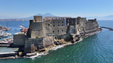İtalya 'nın Napoli kentindeki Dell Ovo Kalesi. Şehir merkezindeki şehir manzarası. Napoli Körfezi manzarası. İtalya 'nın Napoli kentindeki Dell Ovo Kalesi. Ortaçağ Kalesi. Skyline Ortaçağ Binası. İtalya Manzarası.
