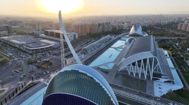 Valencia 'daki Valencia Sanat Sarayı' nda Günbatımı İspanya Topluluğu 'nda. Fütürist Binalar. Şehir merkezindeki şehir manzarası. Valencia Valencia İspanya 'da. Günbatımı Skyline. Sanat Sarayı.