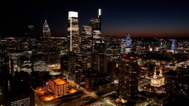 Philadelphia 'daki Philadelphia Skyline' ın Pennsylvania 'daki gece görüntüsü. Şehir merkezinde aydınlandı. City At Night Scene. Philadelphia, Pennsylvania Birleşik Devletleri. Philadelphia Şehri Bölgesi.