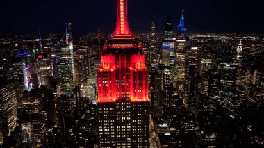 New York 'ta Manhattan' daki Empire State binasının gece görüntüsü. Gece Şehir Manzarası. Şehir merkezinde aydınlandı. New York 'taki Empire State Binası. Amblem Binası.