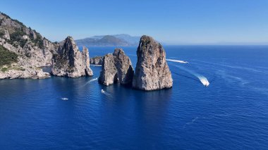 Faraglioni İtalya 'daki Capri' de Sallanıyor. Plaj manzarası. Turizm Tarihi Yer. Faraglioni İtalya 'daki Capri' de Sallanıyor. Napoli Körfezi Skyline. Jeolojik oluşum. Paradisiac Capri Adası.