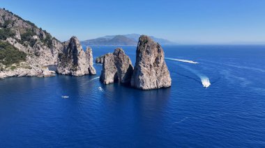Napoli, Capri 'deki Faraglioni Adası. Plaj manzarası. Dev Uçurumlar Sahnesi. Napoli, Capri 'deki Faraglioni Adası. Napoli Körfezi, Skyline. Akdeniz kıyısı. Capri Adası Manzarası.