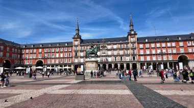 Madrid 'deki Madrid Belediye Başkanı De Madrid' de. Plaza Belediye Başkanı Sahnesi. Şehir merkezindeki şehir manzarası. Madrid Comunidad De Madrid İspanya 'da. Dışarıdaki sahil yolunda. Tarihi Yer Skyline.