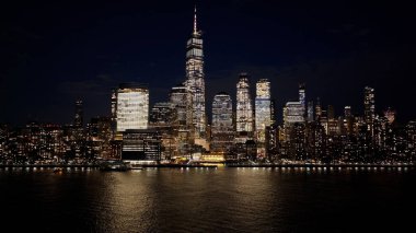 New York, New York Skyline 'ın New York' taki gece silueti. Gece Şehri Peyzajı. Finans Bölgesi. New York Skyline, New York Birleşik Devletleri. Yüksek Binalar Manzarası.