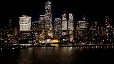New York, New York Skyline 'ın New York' taki gece silueti. Gece Şehri Peyzajı. Finans Bölgesi. New York Skyline, New York Birleşik Devletleri. Yüksek Binalar Manzarası.