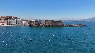 İtalya 'nın Napoli kentindeki Dell Ovo Kalesi. Şehir merkezindeki şehir manzarası. Napoli Körfezi manzarası. İtalya 'nın Napoli kentindeki Dell Ovo Kalesi. Ortaçağ Kalesi. Skyline Ortaçağ Binası. İtalya Manzarası.