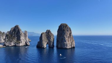Faraglioni, Napoli, İtalya 'da Capri' de. Ada manzarası. Turizm Tarihi Yer. Faraglioni, Napoli, İtalya 'da Capri' de. Napoli Körfezi Skyline. Kültür Mirası Sahili. Cennet Capri Adası.
