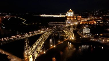 Porto Bölgesi Portekiz 'deki Porto Köprüsü' nde Gece Luis I. City At Night Scene. Aydınlatılmış Köprü Manzarası. Portekiz 'in Porto Bölgesi' ndeki I. Luis Köprüsü. Serra De Pilar Manastırı.