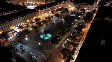 Lizbon 'un Lizbon bölgesindeki Dom Pedro IV Meydanı' nın gece manzarası. Aydınlanmış Şehir. Güzel şehir manzarası. Lizbon 'daki Dom Pedro IV Meydanı. Gece Şehri Peyzajı. Aydınlatılmış Şehir.