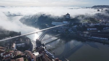 Porto Portekiz 'in Porto bölgesindeki I. Luis Köprüsü. Coastal City. Sis Sabah Manzarası. Ortaçağ Binaları Sahnesi. Portekiz, Porto 'da Luis Köprüsü. Coastal City. Portekiz Skyline.