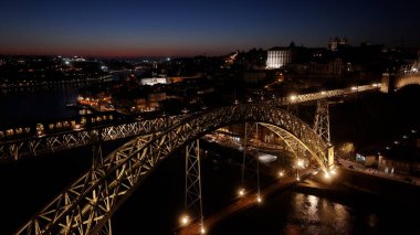 Porto Bölgesi, Portekiz 'deki Porto Köprüsü' nde Günbatımı I. Luis Köprüsü. Sunset City Sahnesi. Aydınlatılmış Köprü Manzarası. Portekiz 'in Porto Bölgesi' ndeki I. Luis Köprüsü. Güzel Karanlık Skyline.