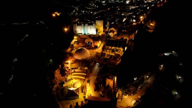 Portekiz 'in Leiria bölgesindeki Obidos Obidos' ta Gece Manzarası. Ortaçağ Köyü. Aydınlatılmış Kale. Göz kamaştırıcı manzara. Portekiz 'in Leiria bölgesindeki Obidos' ta Obidos Skyline. Eski Şehir Manzarası.