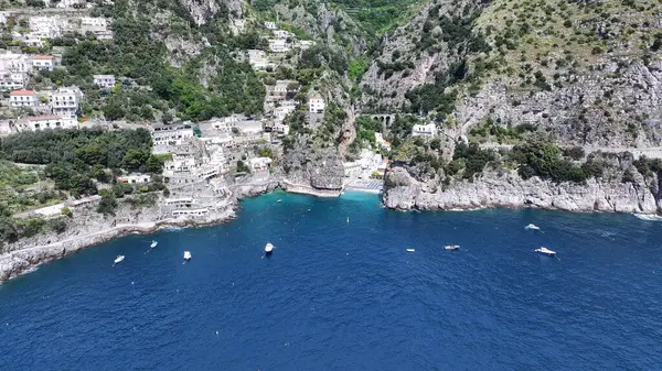 İtalya Salerno 'daki Praiano' da Amalfi Sahili. Plaj manzarası. Dev Uçurumlar Sahnesi. İtalya Salerno 'daki Praiano' da Amalfi Sahili. Ortaçağ Şehir Skyline 'ı. Salerno Körfezi Akdeniz. Sahil Skyline.