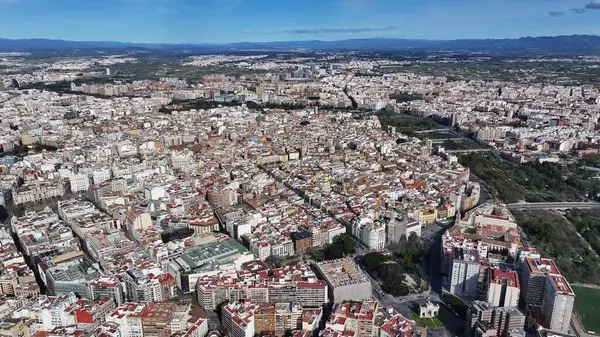 Valencia 'da Valencia Skyline, Valenciana İspanya. Eski Şehir Manzarası. Şehir merkezinde. Valencia, Valenciana İspanya 'da. Turia Gardens 'ın silüeti. Güzel Şehir Manzarası.