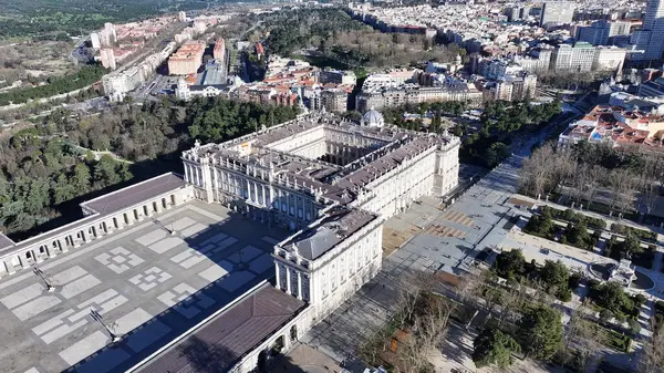 Madrid Kraliyet Sarayı Comunidad De Madrid İspanya. Ortaçağ Şehir Sahnesi. Şehir merkezindeki şehir manzarası. Madrid Comunidad De Madrid İspanya 'da. Kentsel Açık Hava. Avrupa Skyline.