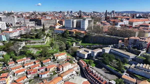 Portekiz 'in Porto Bölgesi' ndeki Erdemliler Parkı. Eğlence Parkı Peyzajı. Kültür Mirası. Doğa Manzarası. Portekiz, Porto 'daki Erdemliler Parkı. Turizm Tarihi Yer.