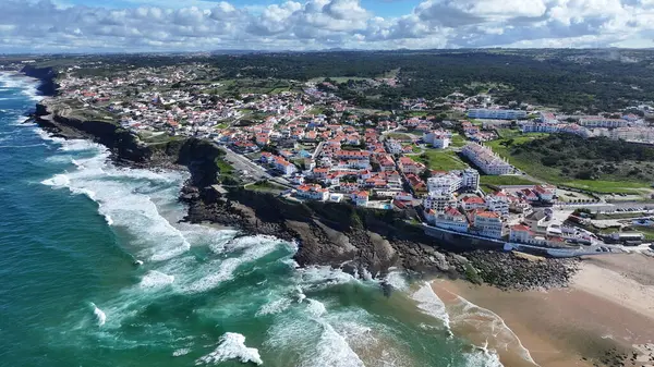 Lizbon 'un Sintra bölgesindeki sahil köyü. Sahil Skyline. Doğa manzarası. Yaz Gezisi. Lizbon 'un Sintra bölgesindeki sahil köyü. Tropikal Manzara.