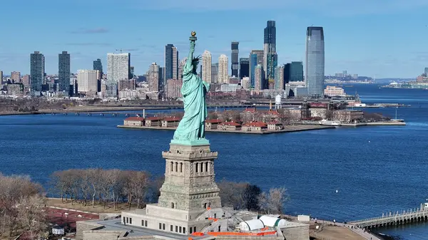 New York Skyline New York 'ta Manhattan' da. Özgürlük Anıtı Sahnesi. Şehir merkezinde. New York Skyline, New York Birleşik Devletleri. Çarpıcı Şehir Manzarası.