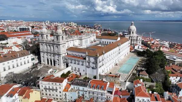 Lizbon 'un Lizbon bölgesindeki Sao Vicente Kilisesi. Ortaçağ İnşaat Sahnesi. Güzel şehir manzarası. Portekiz, Lizbon 'daki Sao Vicente Kilisesi. Kilise manzarası. Din Arkaplanı.