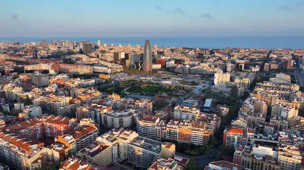 Katalonya İspanya Topluluğu 'ndaki Barselona' daki Şanlı Kule 'de Gün Batımı. Ortaçağ Binaları. Şehir merkezindeki şehir manzarası. Barselona Katalonya Topluluğu İspanya. Günbatımı Skyline. Güneş Sahnesi Rays of Sun.