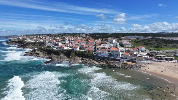 Portekiz 'in Lizbon bölgesindeki Sintra' da kıyı silueti. Plaj manzarası. Turizm Tarihi Yer. Şehir manzarası sahnesi. Lizbon 'un Lizbon bölgesindeki Sintra' da kıyı silüeti.