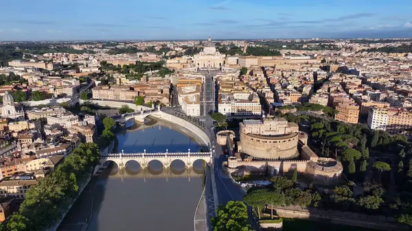 Roma, Roma 'da, Vatikan' da. Vatikan Şehri. Ortaçağ Binaları. Roma, Roma 'da, Vatikan' da. Sant Angelo Kalesi. Roman Köprüleri Tiber Nehri. İtalya Skyline.