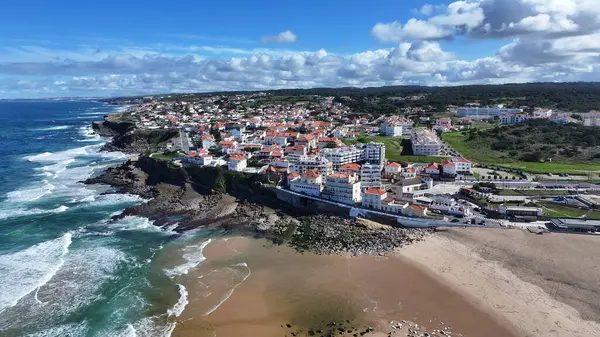 Lizbon 'un Sintra bölgesindeki sahil köyü. Sahil Skyline. Doğa manzarası. Yaz Gezisi. Lizbon 'un Sintra bölgesindeki sahil köyü. Tropikal Manzara.