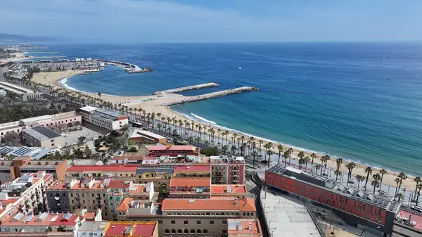 Barcelona Barcelona 'da Barceloneta Plajı İspanya' da. Çarpıcı şehir manzarası. Plaj manzarası. Highrise Binaları. Barselona İspanya 'daki Barceloneta Plajı. Doğa Arkaplanı. İspanya Skyline.