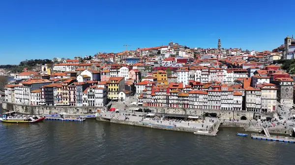 Porto, Portekiz 'in Ribeira Rıhtımı. Sahil Kenti Peyzajı. Kültür Mirası. Eski Şehir Manzarası. Porto, Portekiz 'deki Ribeira Rıhtımı. Turizm Tarihi Yer.