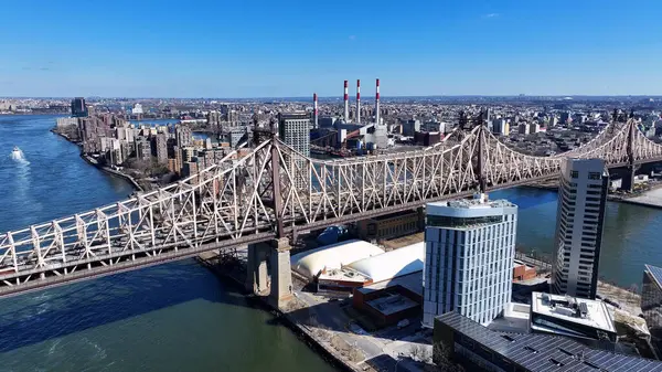 New York 'ta Manhattan' daki Queensboro Köprüsü. Baca Sahnesi Üretiyorum. Şehir manzarası trafiği. New York 'taki Queensboro Köprüsü. Yüksek Binalar Manzarası.
