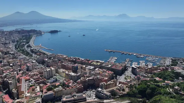 Napoli Skyline Campania İtalya 'da Napoli' de. Şehir merkezindeki şehir manzarası. Napoli Körfezi manzarası. Napoli Skyline Campania İtalya 'da. Güzel Skyline. Sahil şeridi manzarası. İtalya Peyzajı. Sahil Kenarı Manzarası.