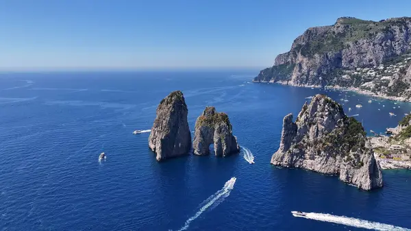 Napoli, Capri 'deki Faraglioni Adası. Plaj manzarası. Dev Uçurumlar Sahnesi. Napoli, Capri 'deki Faraglioni Adası. Napoli Körfezi, Skyline. Akdeniz kıyısı. Capri Adası Manzarası.