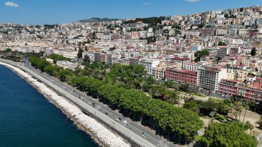 İtalya 'daki Napoli' deki Villa Comunale Parkı. Şehir merkezindeki şehir manzarası. Güzel Skyline. İtalya 'daki Napoli' deki Villa Comunale Parkı. Highrise Binaları. Napoli Mimarisi. Napoli Skyline.