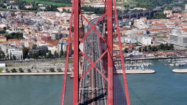 Lizbon 'da 25 Nisan Köprüsü Portekiz Bölgesi. Şehir merkezinin göz kamaştırıcı manzarası. Kablo Köprüsü Sahnesi. Lizbon 'da 25 Nisan Köprüsü Portekiz Bölgesi. Kablo Köprüsü Manzarası.