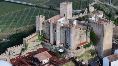Leiria Portekiz 'in Obidos bölgesindeki Obidos Şatosu. Tarihi Şehir Manzarası. Ortaçağ mimarisi. Şato İnşaat Duvarları. Leiria Portekiz 'in Obidos bölgesindeki Obidos Şatosu. Eski Köy.