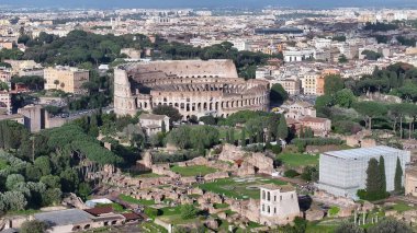 Roma Kolezyumu Lazio İtalya 'da. Ortaçağ Binaları. Şehir merkezinde. Roma Kolezyumu Lazio İtalya 'da. Arkeoloji Parkı. Kültür Mirası. İtalya Skyline.