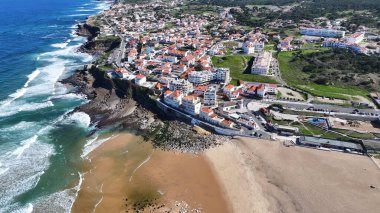 Lizbon 'un Sintra bölgesindeki Sahil Köyü. Plaj manzarası. Doğa Deniz Burnu. Seyahat güzergahı. Lizbon 'un Sintra bölgesindeki Sahil Köyü. Turkuaz Su.