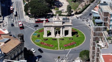 Valencia, Valenciana İspanya 'da Puerta De La Mar. Highrise Binaları Sahnesi. Şehir merkezinde. Valencia, Valenciana İspanya 'da. Deniz Kapısı Skyline. Güzel Anıt.