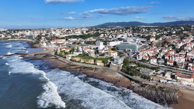 Lizbon 'un Cascais bölgesindeki Estoril Sahili. Plaj manzarası. Turizm Tarihi Yer. Şehir manzarası hava manzarası. Lizbon 'un Cascais bölgesindeki Estoril Sahili.