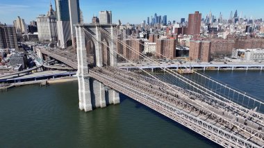 New York 'ta Manhattan' daki Brooklyn Köprüsü. Highrise Binaları Sahnesi. Kablo Köprüsü Manzarası. New York 'taki Brooklyn Köprüsü. Şehir Merkezi Şehir Manzarası.